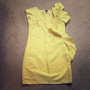 Perfect fitting yellow dress size small